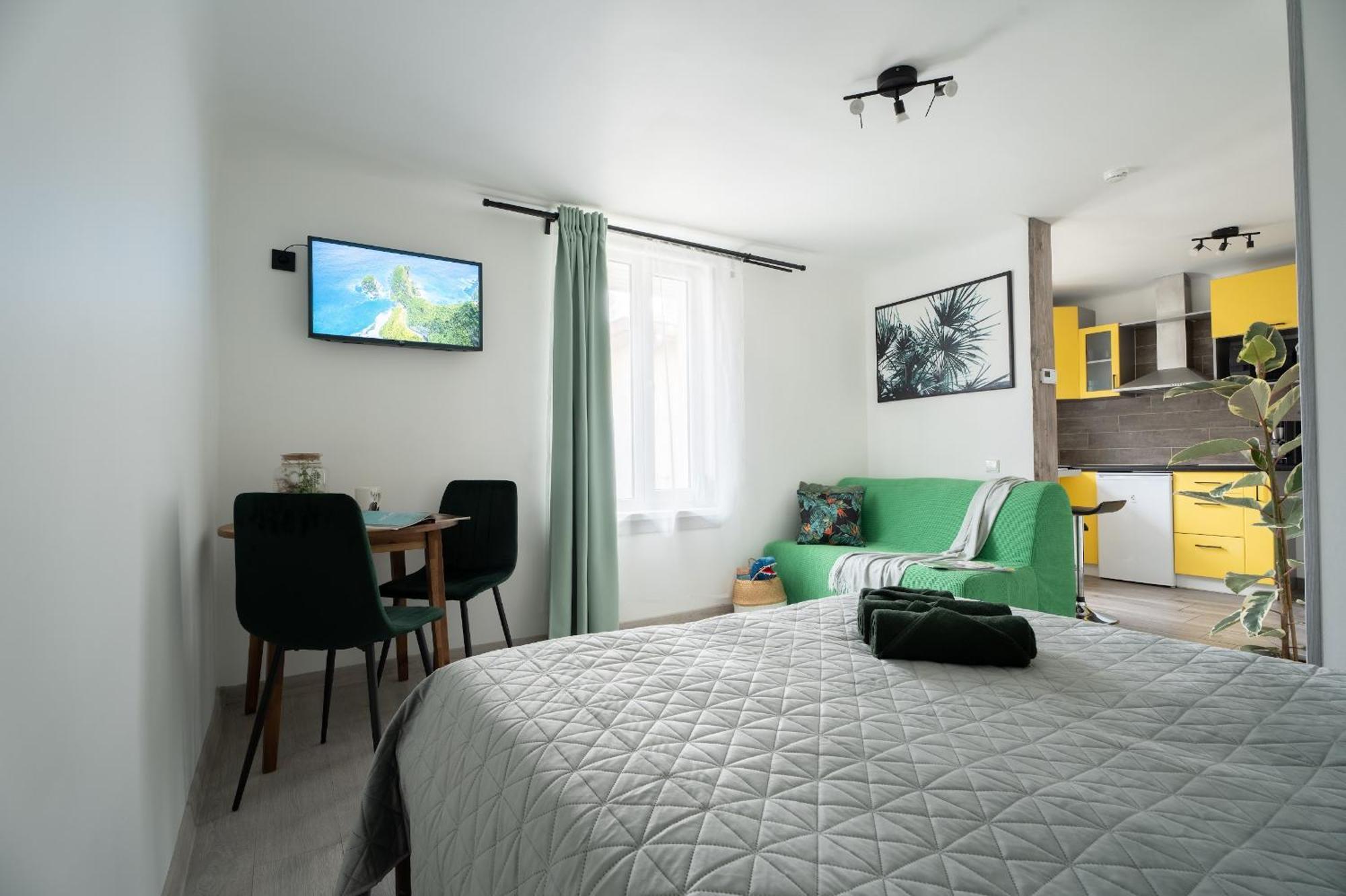 Green Garden & Private Parking Apartments With Playground Riga Exterior photo